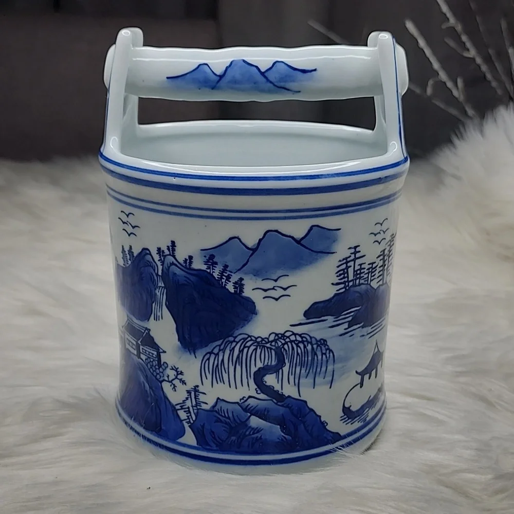 Decorative Oriental Chinese Asian Blue & White Wishing Well Wealth Bucket